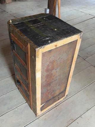 Baúl antiguo madera y metal dorado y verde