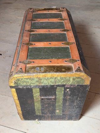 Baúl antiguo madera y metal dorado y verde