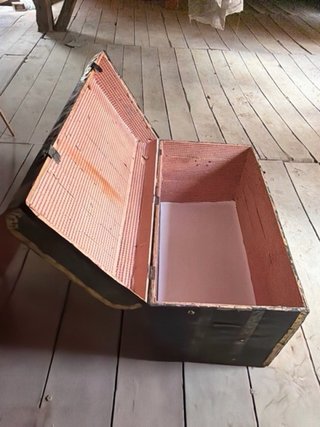 Baúl antiguo madera y metal dorado y verde
