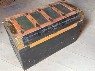 Baúl antiguo madera y metal dorado y verde