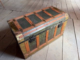 Baúl antiguo madera y metal dorado y verde