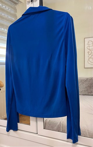 Camisa azul de manga larga con botones