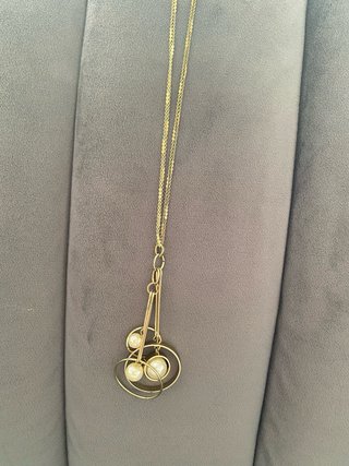Collar largo con colgante de “perlas”