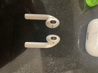 Airpods Apple Blancos con Funda Aguacate
