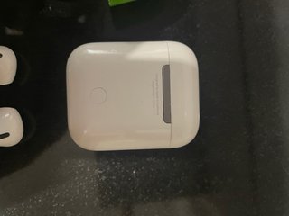 Airpods Apple Blancos con Funda Aguacate