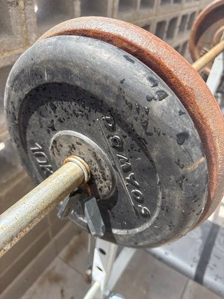 Banco de musculación con pesas