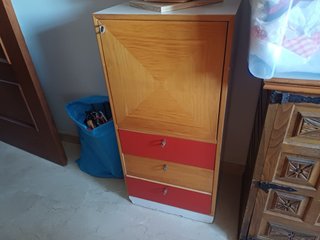 Mueble madera y plástico con cajones rojos