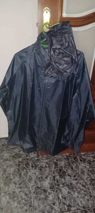 Chubasquero negro con capucha