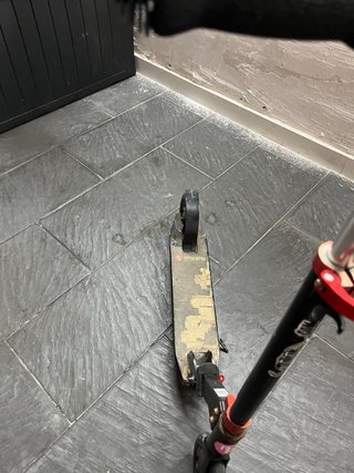Patinete plegable negro y rojo