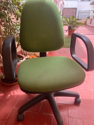 Silla de escritorio verde con ruedas