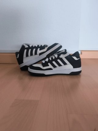Zapatillas Adidas Negras y Blancas(precio negociab