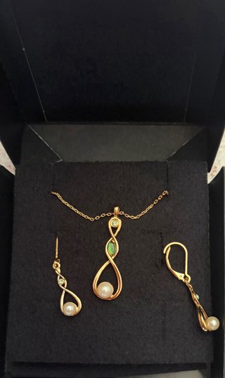 Juego Colgante y Pendientes Perla y Piedras