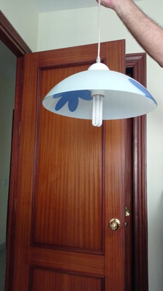 Lampada a sospensione in vetro con fiore blu