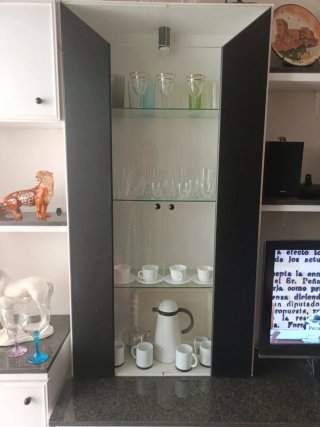 Estantería con vasos y tazas