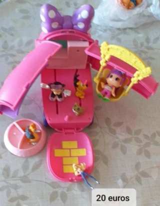 Cocinita de juguete y tazas