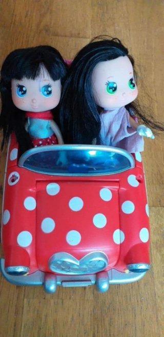 Cocinita de juguete y tazas