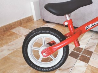Bicicleta sin pedales Chicco roja