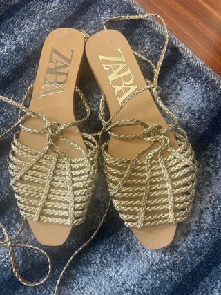 Sandalias Zara doradas atadas