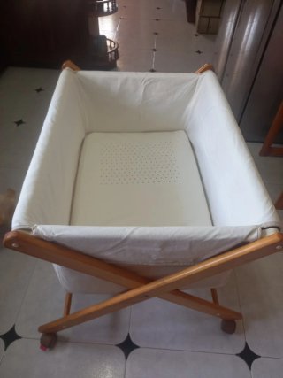 Cuna de tijera plegable