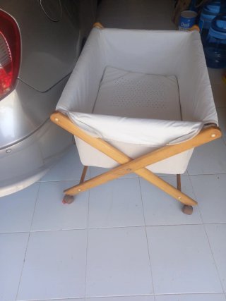 Cuna de tijera plegable