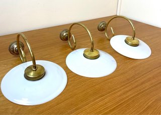 Applique modernista vintage in ottone e vetro opalino