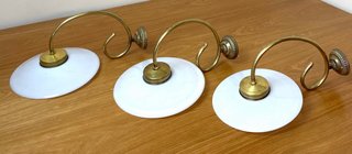 Applique modernista vintage in ottone e vetro opalino