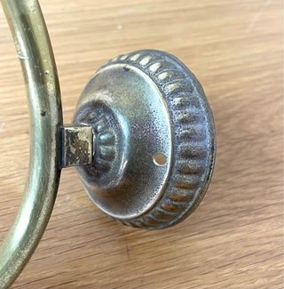 Applique modernista vintage in ottone e vetro opalino