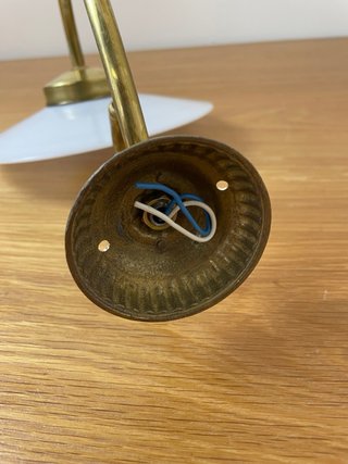 Applique modernista vintage in ottone e vetro opalino