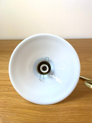 Applique modernista vintage in ottone e vetro opalino
