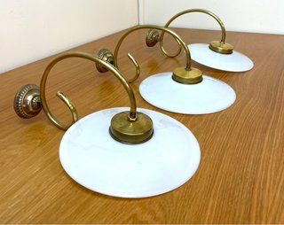 Applique modernista vintage in ottone e vetro opalino