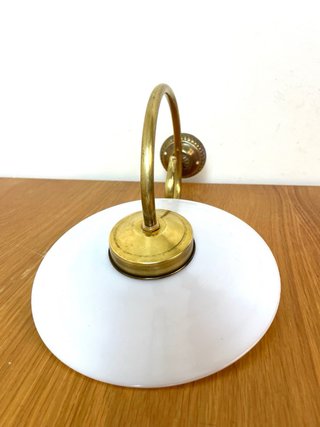 Applique modernista vintage in ottone e vetro opalino