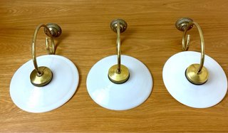 Applique modernista vintage in ottone e vetro opalino