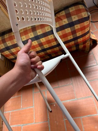 Silla blanca resistente y ligera