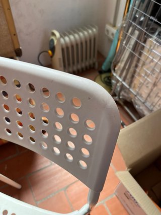 Silla blanca resistente y ligera