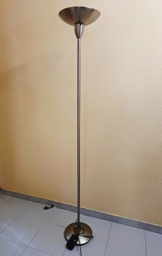 Lampada da terra regolabile in metallo