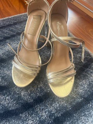 Tacones dorados