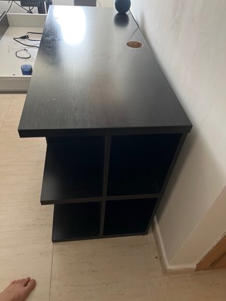 Escritorio negro con cajón y estantes