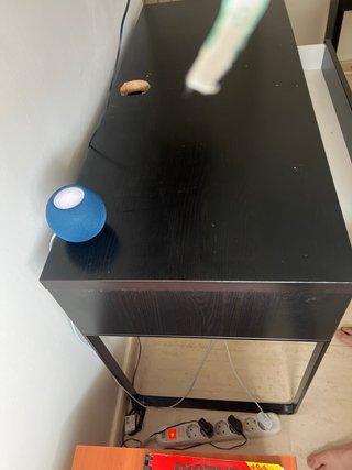 Escritorio negro con cajón y estantes