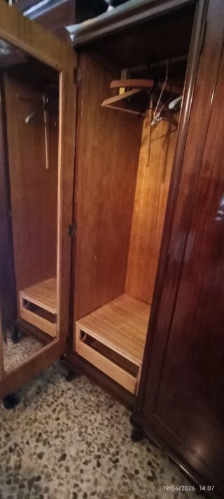Armario de madera marrón