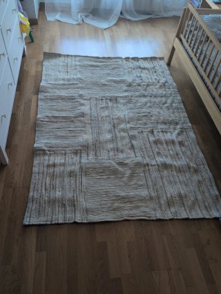 Alfombra tejida beige y rosa