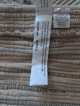 Alfombra tejida beige y rosa