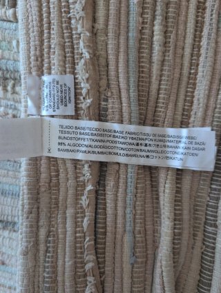 Alfombra tejida beige y rosa