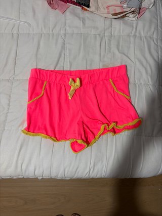 Pantalón corto veraniego rosa y amarillo