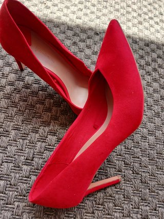 Zapatos de tacón rojos