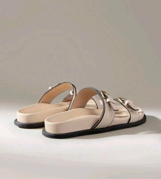 Sandalias Beige con Hebillas