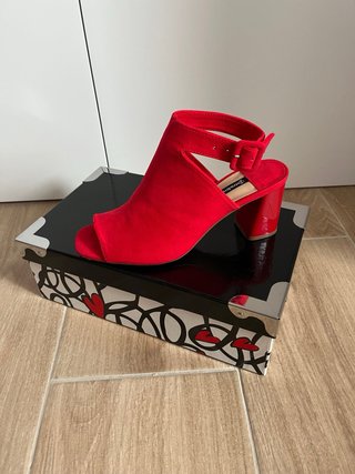 Sandalias Stradivarius Rojas Tacón