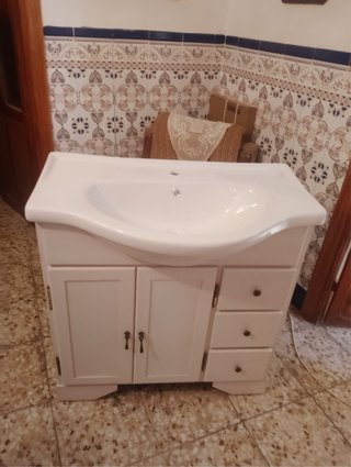 Mueble de baño con lavabo nuevo sin estrenar