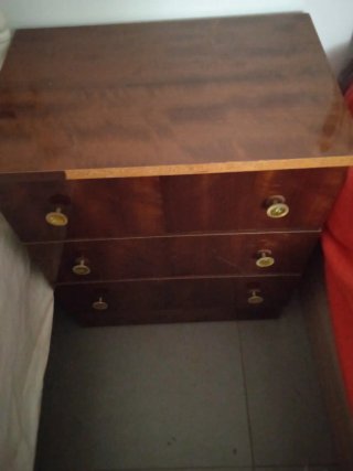 Cómoda de madera marrón y mesillas de noche