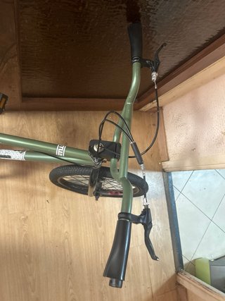 Bicicleta BMX verde para reparar