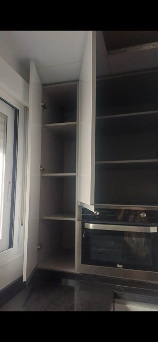 Muebles de cocina plateados y blancos